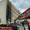 FW-RE: Brand auf dem Vordach eines Verwaltungsgebäudes