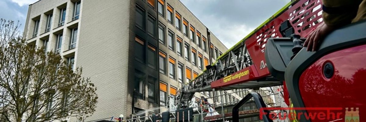 FW-RE: Brand auf dem Vordach eines Verwaltungsgebäudes