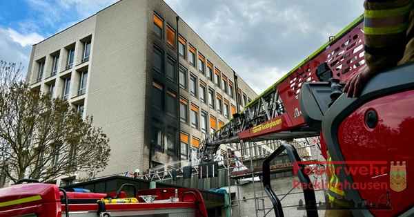 FW-RE: Brand auf dem Vordach eines Verwaltungsgebäudes