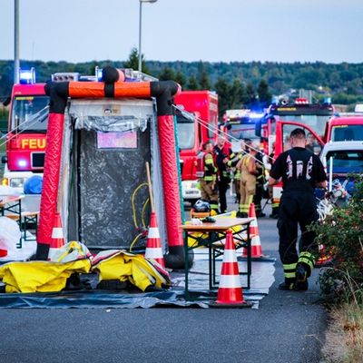 FW Mechernich: Übung ABC-Zug: Briefumschlag im Zustellstützpunkt der Deutschen Post Mechernich löst Gefahrguteinsatz aus