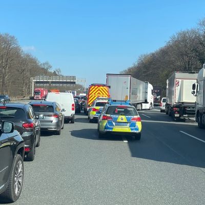 FW Lehrte: Eine verletzte Person bei Unfall auf der A2 - Rettungsgasse wieder zugeparkt