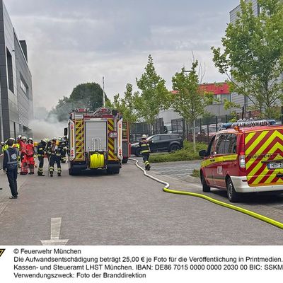 FW-M: Brand in Autowerkstatt (Forstenried)