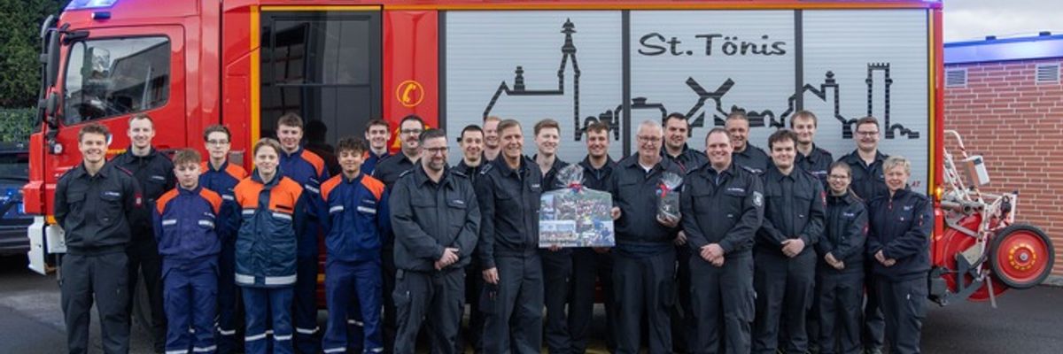FW Tönisvorst: Über vier Jahrzehnte Engagement - Feuerwehr Tönisvorst verabschiedet Manfred Sanders in die Ehrenabteilung