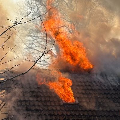 KFV Bodenseekreis: Großeinsatz für die Feuerwehr: Wohnhausbrand in Bermatingen