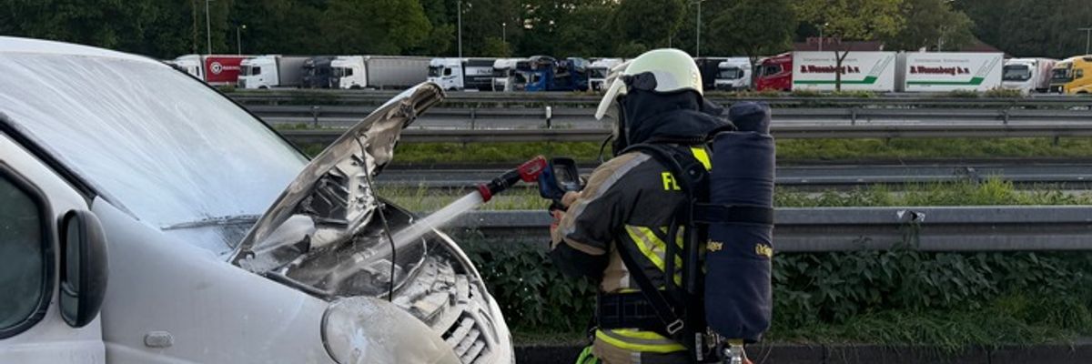 FW Hünxe: Pkw-Brand auf Rastplatz an der BAB 3