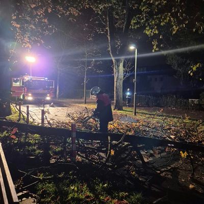 FW Dinslaken: Sturmtief Luise sorgte für Einsätze bei der Feuerwehr Dinslaken