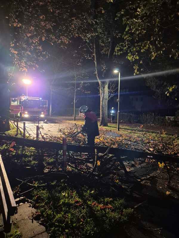 FW Dinslaken: Sturmtief Luise sorgte für Einsätze bei der Feuerwehr Dinslaken