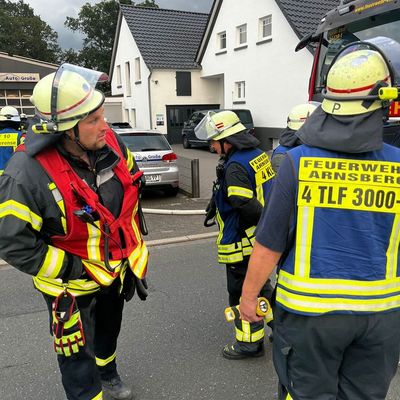 FW Ense: Gemeinsame Übung bei Auto Große: Feuerwehr Ense und Feuerwehr Arnsberg trainieren Hand in Hand