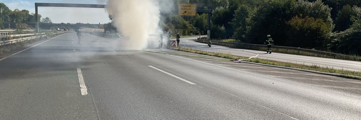 FW-DO: Wohnwagengespann brennt auf Autobahn A2