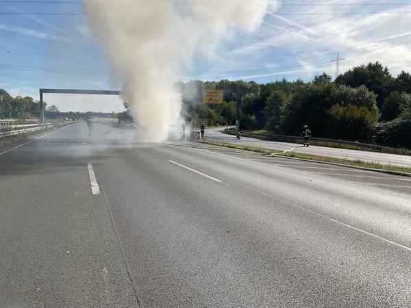 FW-DO: Wohnwagengespann brennt auf Autobahn A2