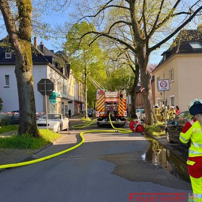 FW-RE: Wohnungsbrand in voller Ausdehnung - zwei Katzen aus der Wohnung gerettet - keine Personen verletzt