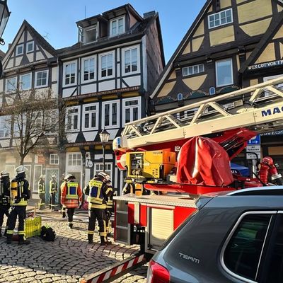 FW Celle: Starke Rauchentwicklung aus Fachwerkhaus in der Celler Altstadt - Feuer in einem Keller am ersten Weihnachtstag!