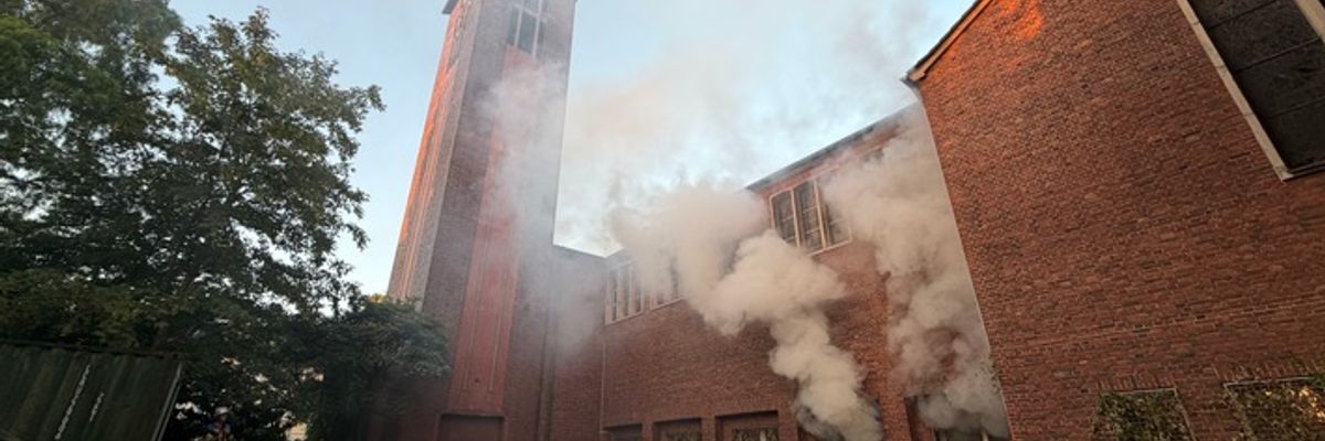 FW-E: Feuer in leerstehender Kirche - Brand in Bibliothek schnell gelöscht