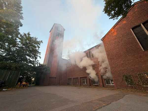 FW-E: Feuer in leerstehender Kirche - Brand in Bibliothek schnell gelöscht