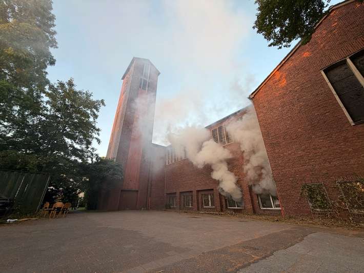 FW-E: Feuer in leerstehender Kirche - Brand in Bibliothek schnell gelöscht