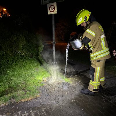 FW-DT: Zwei Einsätze kurz nacheinander - Verkehrsunfall und brennender Mülleimer