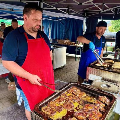 FW Weinheim: Am Grill genauso eingespielt wie im Einsatz. Die Abteilung Oberflockenbach feiert mit ihren Gästen