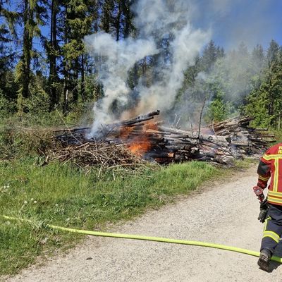 FW Reichenau: Brennenden Holzpolder im Wald gelöscht, Mehrstündiger Einsatz der Feuerwehren aus Reichenau und Konstanz, Reichenau-Waldsiedlung, 01.05.2025