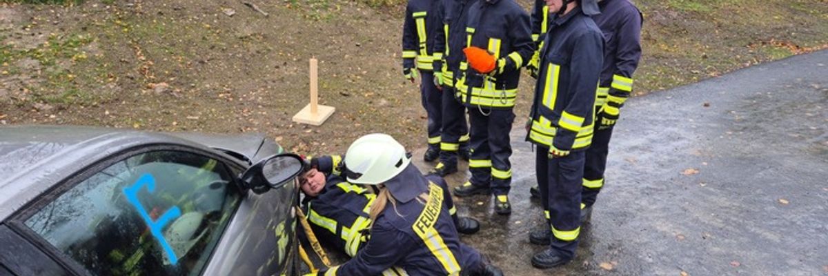 FW-OE: Trotz Regen und Wind: Feuerwehrlehrgang Modul 4 erfolgreich abgeschlossen