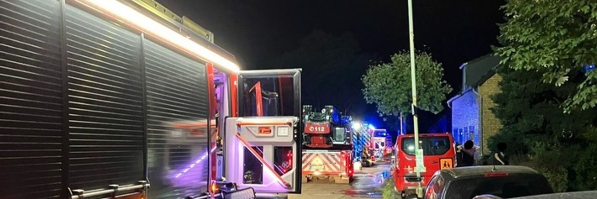 FW-OB: Brand eines Terrassendachs in Klosterhardt