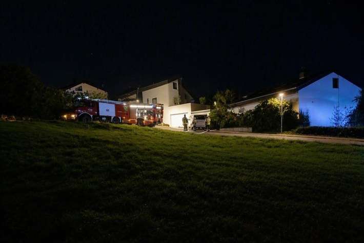 FW Weinheim: Nächtlicher Brand in Steinklingen. Bewohner verhindern größere Brandausbreitung