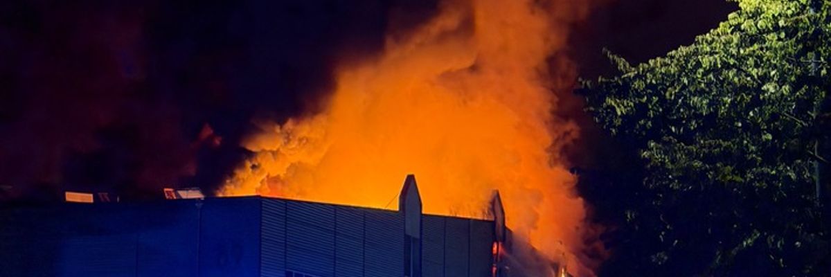 FW Bad Säckingen: Großbrand in Wäscherei - Feuerwehr verhindert Ausbreitung auf Nachbargebäude