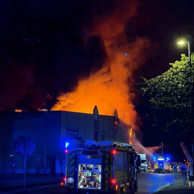 FW Bad Säckingen: Großbrand in Wäscherei - Feuerwehr verhindert Ausbreitung auf Nachbargebäude