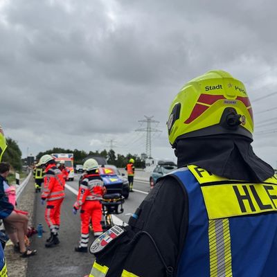 FW Heide: Verkehrsunfall auf der A23 - Sechs Verletzte nach Kollision mehrer Fahrzeuge
