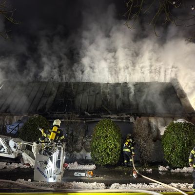 FW-AUR: Gebäude nach Durchzündung vollständig in Flammen