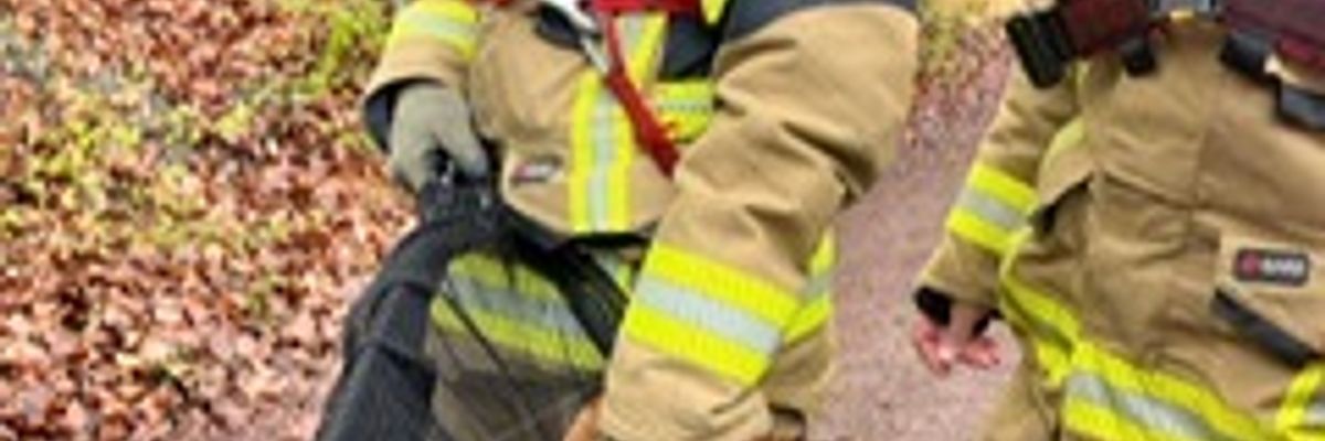 FW Stuttgart: Tierrettung durch die Wasserrettungseinheit - Strömungsretter der Feuerwehr im Einsatz - Kauz gerettet und dem Tiernotdienst übergeben