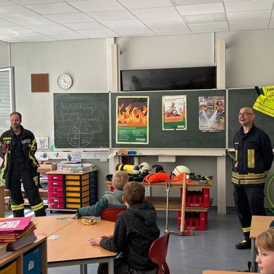 FW-OE: Brandschutz hautnah erleben - Erfolgreicher Brandschutztag an der Grundschule Kirchhundem