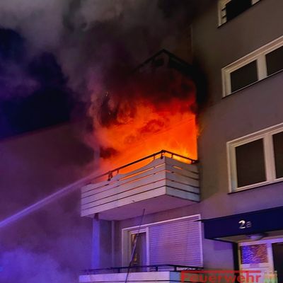 FW-RE: Wohnungsbrand mit Menschenrettung - Wohnung in Vollbrand - eine Person schwer verletzt