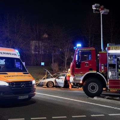 FW LK Neunkirchen: Drei Verletzte bei Unfall - Feuerwehr rettet Schwerverletzte aus Wrack