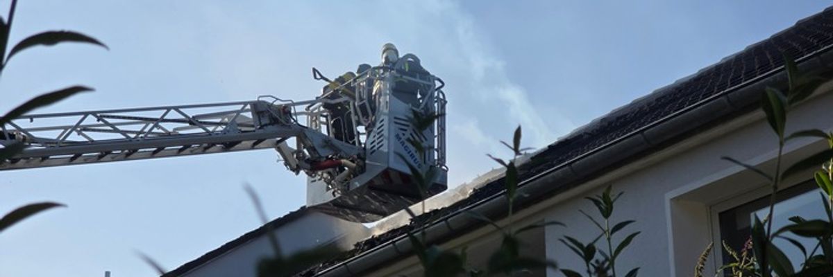 FW Celle: Dachstuhlbrand in Altencelle