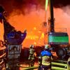 FW-E: Großbrand auf Schrottplatz - rund 140 Einsatzkräfte im Einsatz
