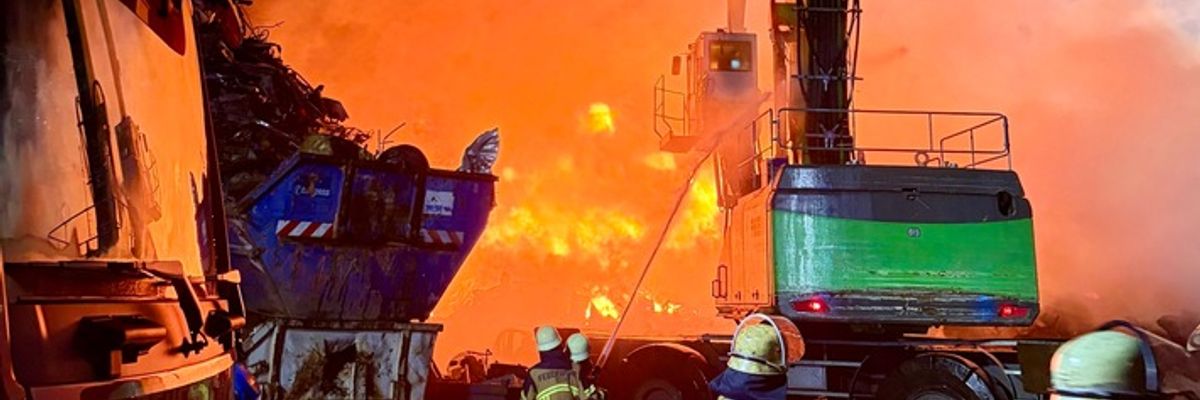 FW-E: Großbrand auf Schrottplatz - rund 140 Einsatzkräfte im Einsatz