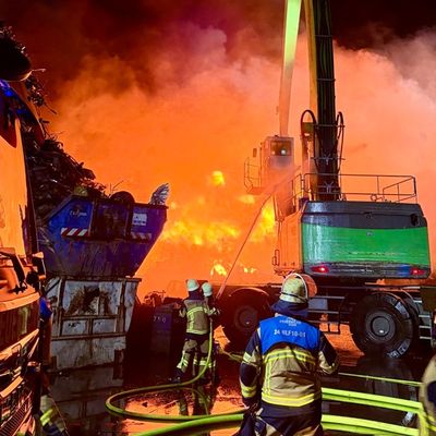 FW-E: Großbrand auf Schrottplatz - rund 140 Einsatzkräfte im Einsatz