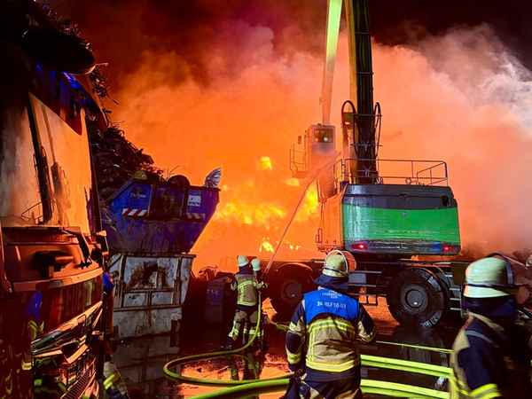 FW-E: Großbrand auf Schrottplatz - rund 140 Einsatzkräfte im Einsatz