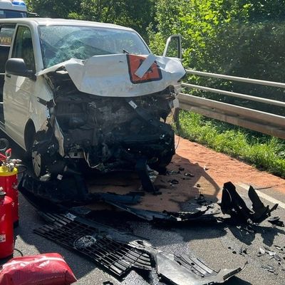 FW-PL: Verkehrsunfall auf der B236 - Fahrer schwer verletzt, couragierte Ersthelferin