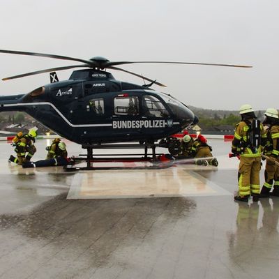 FW Mechernich: Hubschrauberunfall auf dem Krankenhauslandeplatz - Feuerwehr übt den Ernstfall