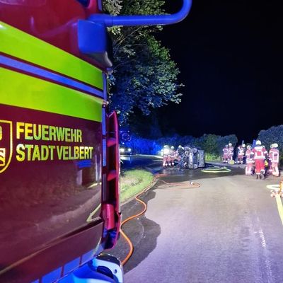 FW-Velbert: Schwerer Verkehrsunfall mit Fahrzeugbrand - eine Person schwer verletzt
