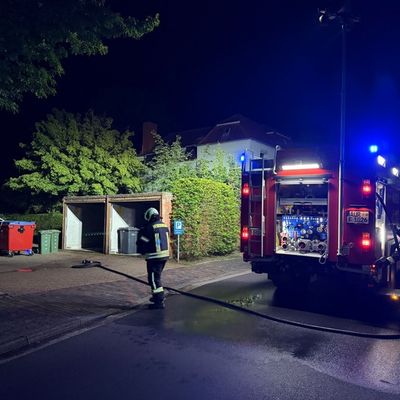 FW-AUR: Menschenrettung bei nächtlichem Kellerbrand in Mehrfamilienhaus