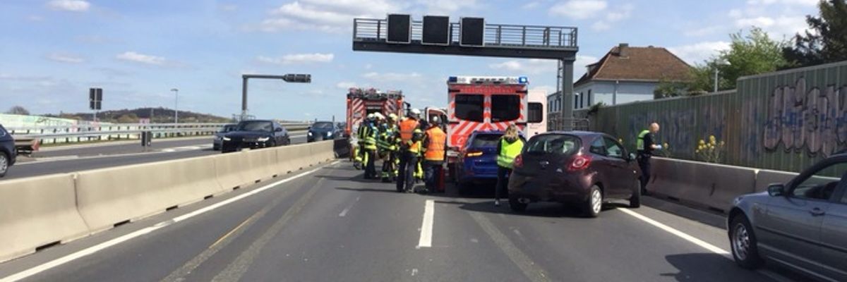 FW-BO: Verkehrsunfall mit vier Fahrzeugen auf der A40 - Rettungswagen der Feuerwehr beteiligt