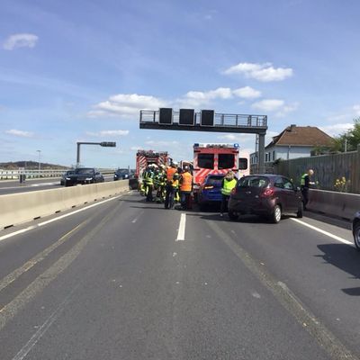 FW-BO: Verkehrsunfall mit vier Fahrzeugen auf der A40 - Rettungswagen der Feuerwehr beteiligt