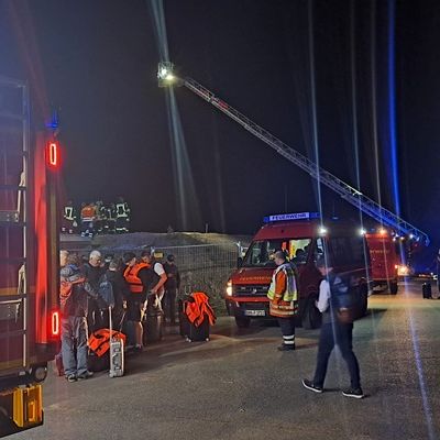 FW Lüchow-Dannenberg: +++ nächtliche Rettung auf der Elbe +++ "Ulmer Schachtel" läuft bei geringem Wasserstand auf Grund +++ Feuerwehr evakuiert über 30 Personen +++