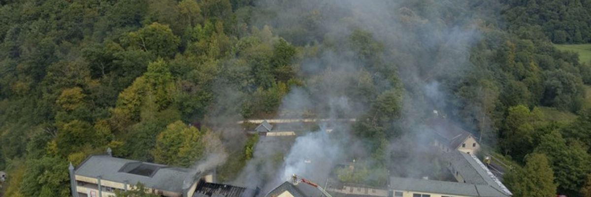 FW-Lohmar: Aufwändiger Großeinsatz: Gebäudebrand in Lohmar-Kreuznaaf
