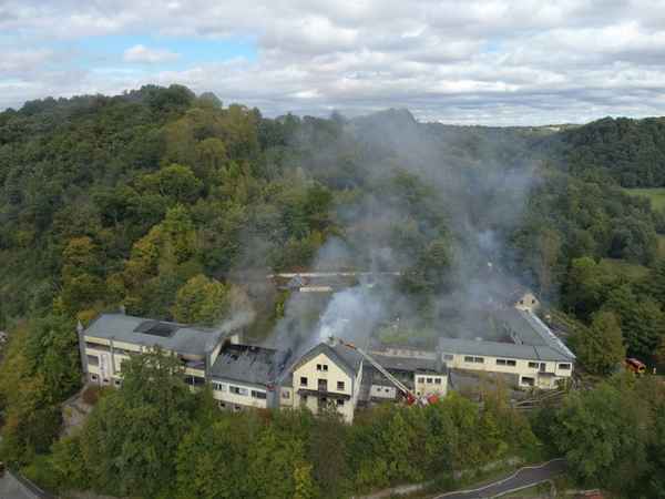FW-Lohmar: Aufwändiger Großeinsatz: Gebäudebrand in Lohmar-Kreuznaaf