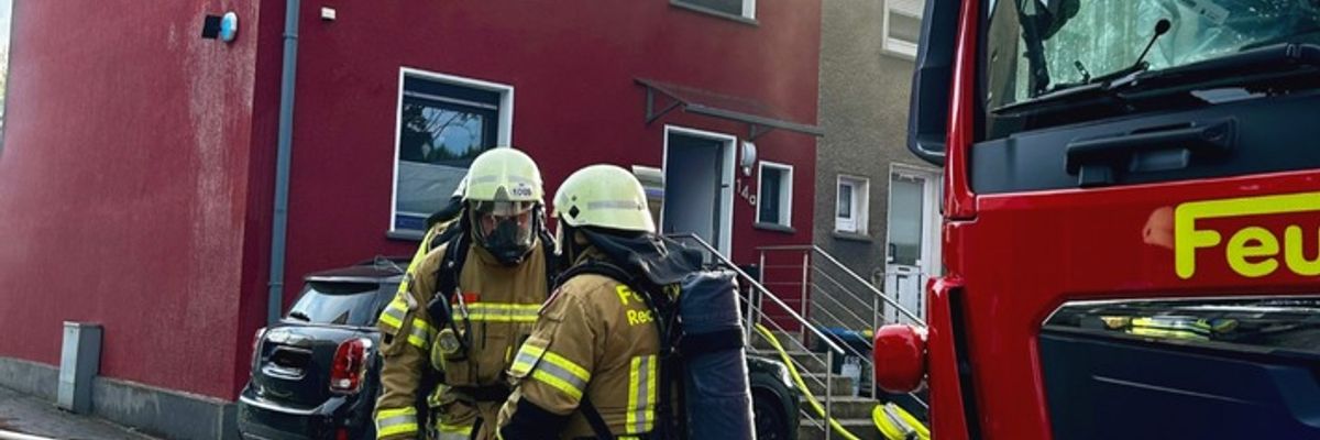 FW-RE: Brand auf Veranda greift auf Wohnhaus über - eine Person schwer verletzt