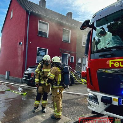 FW-RE: Brand auf Veranda greift auf Wohnhaus über - eine Person schwer verletzt