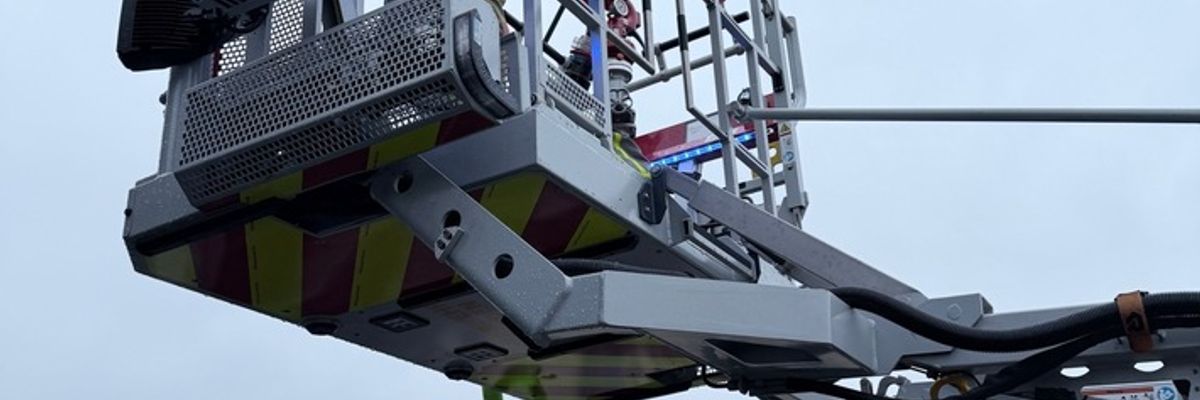 FW Dresden: Balkonbrand breitet sich auf Dachstuhl aus